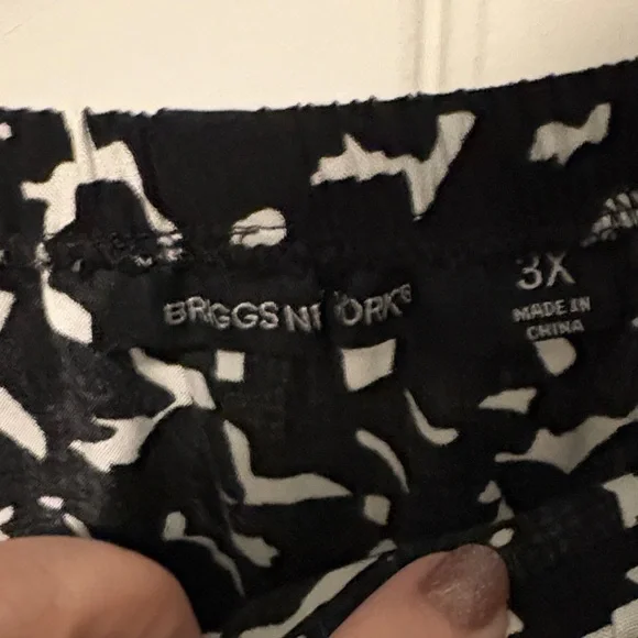 🐥Briggs New York Abstract Black and White Midi Skirt - Picture 3 of 5